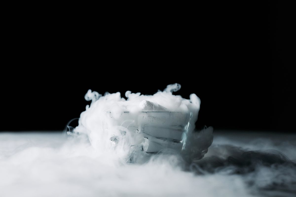 Vapor de hielo seco sobre fondo oscuro